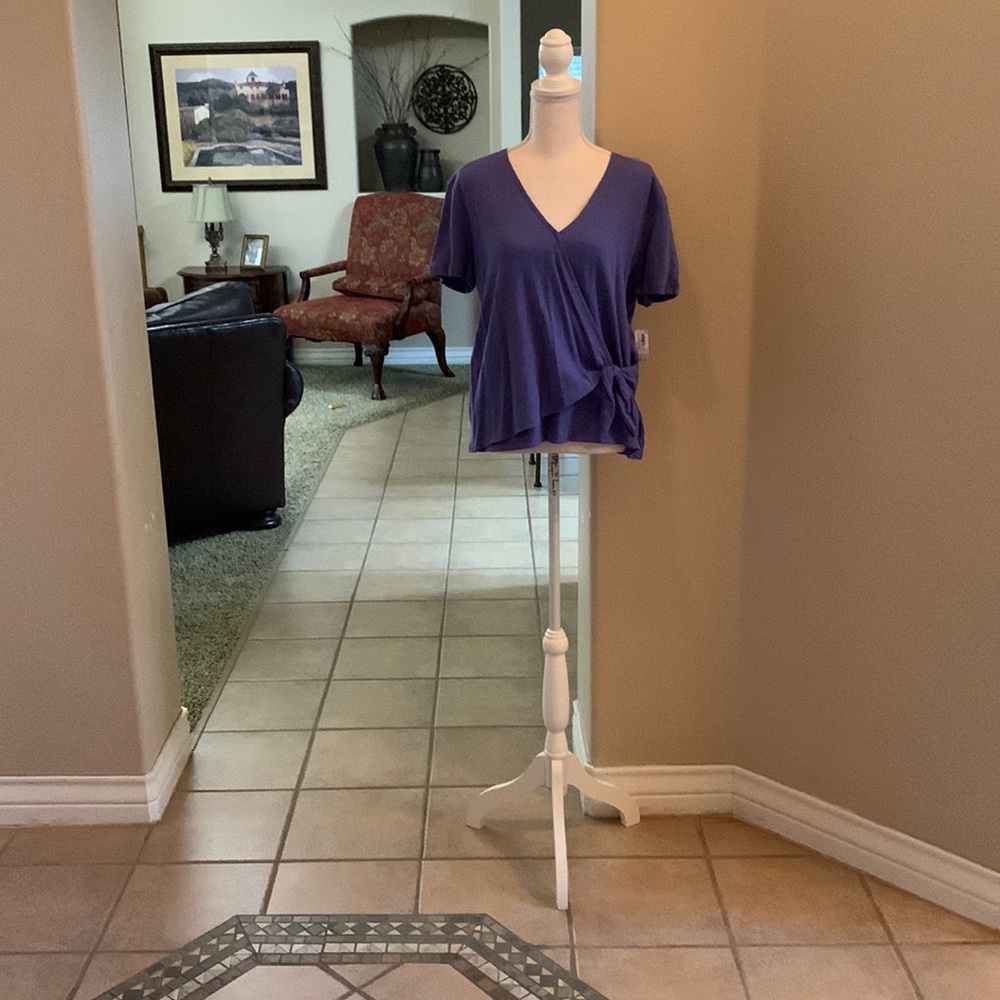 Casual v neck top with tie